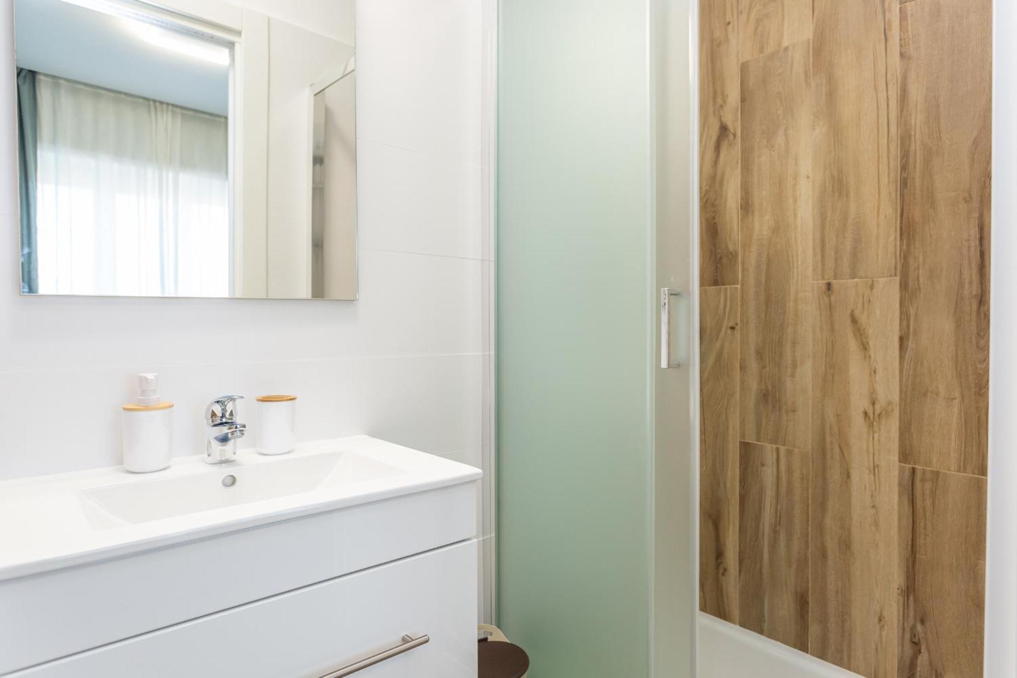 2-bedroom Retreat Near Metro & Parks Rom